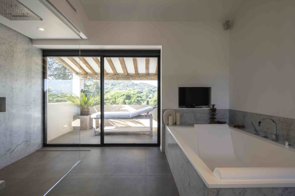 villa in St Tropez : Rent amazing 11 bedroom( 8 guest + 3 staff) villa with swimming pool and cinema in St Tropez walking distance to the beach, close to the village centre. - Photo 26