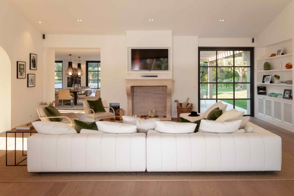 villa in St Tropez : Rent Stunning 5 bedroom villa in famous private domaine 'Les Parcs de St Tropez 'and 100 meters from the beach. - Photo 2
