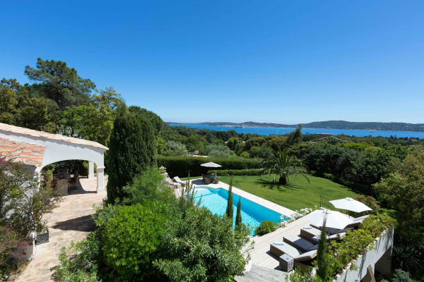 villa in St Tropez : Rent superb villa with swimming pool and  sea views in a private domaine close to St Tropez - Photo 27