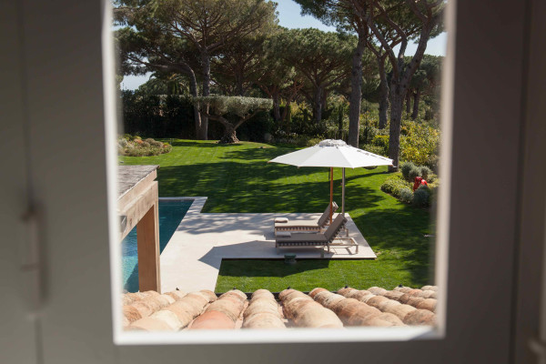 villa in St Tropez : Rent Stunning 5 bedroom villa in famous private domaine 'Les Parcs de St Tropez 'and 100 meters from the beach. - Photo 15