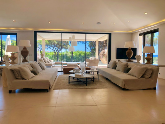 villa in St Tropez : Rent stunning 6 bedroom villa with gym, wine cellar and swimming pool and views over the Mediterranean sea and vineyard in St Tropez - Photo 5