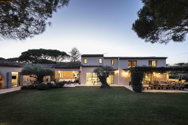 villa in St Tropez : Rent amazing 11 bedroom( 8 guest + 3 staff) villa with swimming pool and cinema in St Tropez walking distance to the beach, close to the village centre. - Photo 99