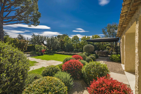 villa in Mougins : Rent gorgeous 5-bedroom villa with swimming pool in a private domaine in Mougins - Photo 7