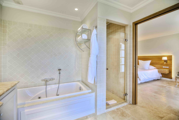 villa in St Tropez : Rent beautiful villa in the heart of Saint Tropez with views over the village and the sea - Photo 17