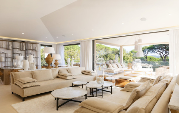 villa in St Tropez : Rent stunning 6 bedroom villa with gym, wine cellar and swimming pool and views over the Mediterranean sea and vineyard in St Tropez - Photo 4