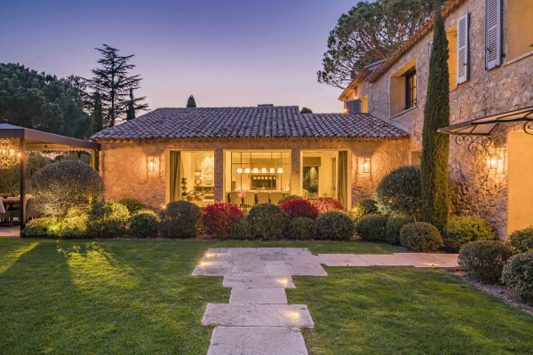 villa in Mougins : Rent gorgeous 5-bedroom villa with swimming pool in a private domaine in Mougins - Photo 86
