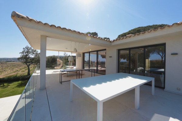 villa in St Tropez : Rent stunning 6 bedroom villa with gym, wine cellar and swimming pool and views over the Mediterranean sea and vineyard in St Tropez - Photo 77
