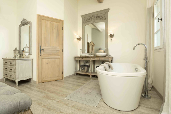 villa in St Tropez : Rent superb villa with swimming pool and  sea views in a private domaine close to St Tropez - Photo 12