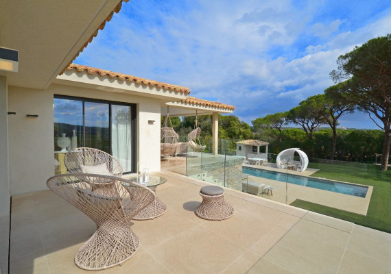 villa in St Tropez : Rent stunning 6 bedroom villa with gym, wine cellar and swimming pool and views over the Mediterranean sea and vineyard in St Tropez - Photo 79