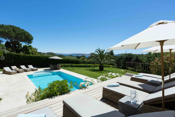 villa in St Tropez : Rent superb villa with swimming pool and  sea views in a private domaine close to St Tropez - Photo 31
