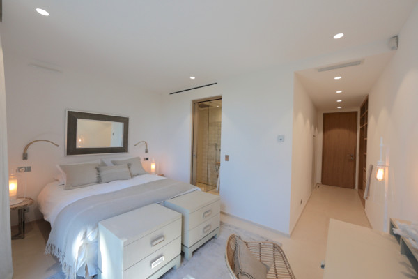 villa in St Tropez : Rent stunning 6 bedroom villa with gym, wine cellar and swimming pool and views over the Mediterranean sea and vineyard in St Tropez - Photo 28