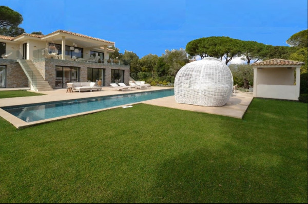 villa in St Tropez : Rent stunning 6 bedroom villa with gym, wine cellar and swimming pool and views over the Mediterranean sea and vineyard in St Tropez - Photo 81