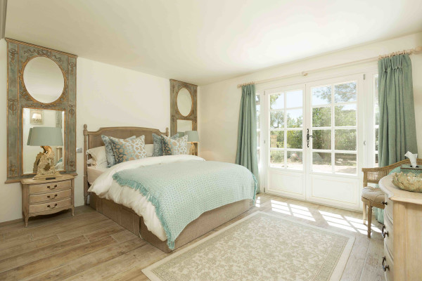 villa in St Tropez : Rent superb villa with swimming pool and  sea views in a private domaine close to St Tropez - Photo 13