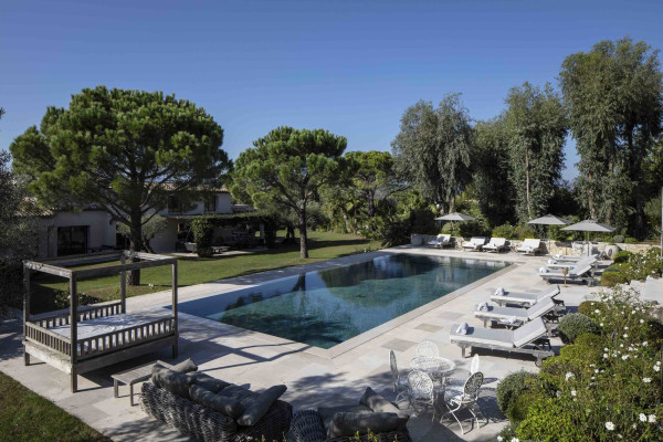 villa in St Tropez : Rent amazing 11 bedroom( 8 guest + 3 staff) villa with swimming pool and cinema in St Tropez walking distance to the beach, close to the village centre. - Photo 2