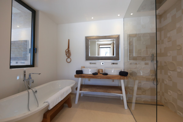 villa in St Tropez : Rent stunning 6 bedroom villa with gym, wine cellar and swimming pool and views over the Mediterranean sea and vineyard in St Tropez - Photo 40