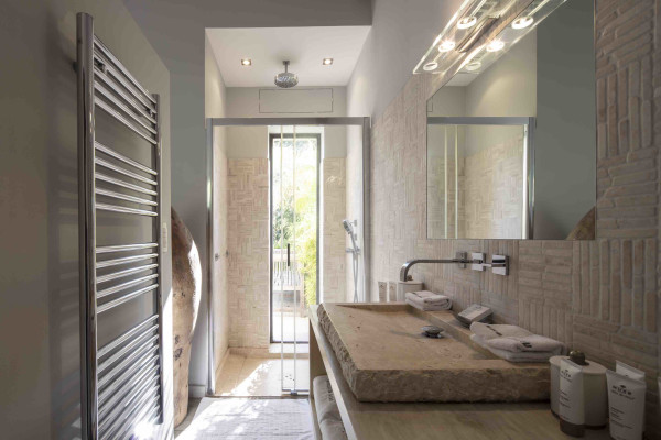 villa in St Tropez : Rent amazing 11 bedroom( 8 guest + 3 staff) villa with swimming pool and cinema in St Tropez walking distance to the beach, close to the village centre. - Photo 41
