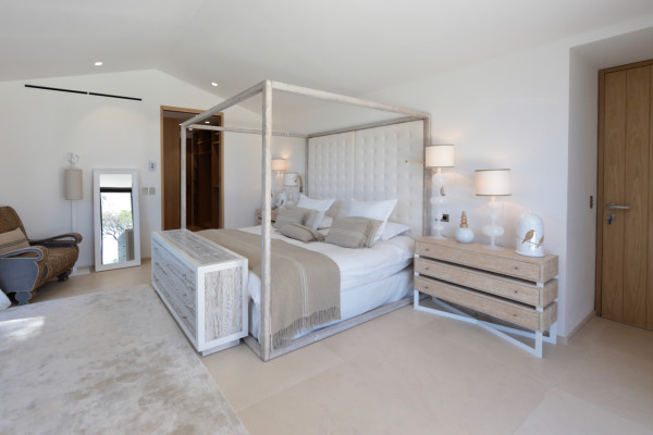 villa in St Tropez : Rent stunning 6 bedroom villa with gym, wine cellar and swimming pool and views over the Mediterranean sea and vineyard in St Tropez - Photo 23