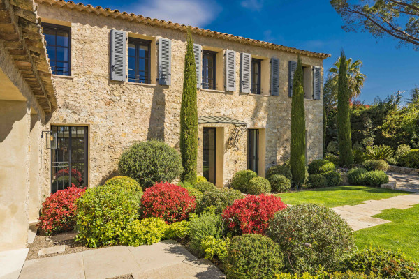 villa in Mougins : Rent gorgeous 5-bedroom villa with swimming pool in a private domaine in Mougins - Photo 6