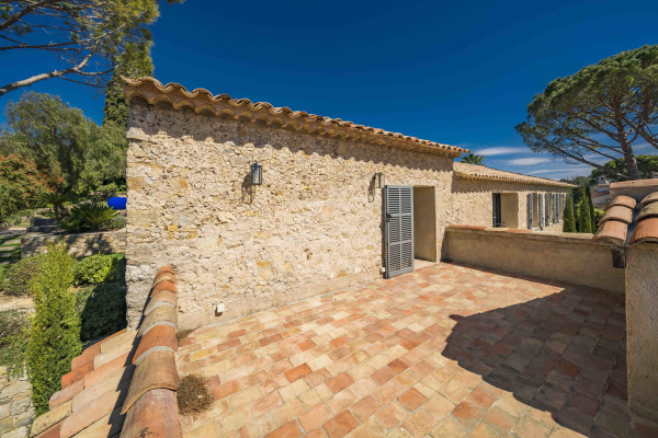 villa in Mougins : Rent gorgeous 5-bedroom villa with swimming pool in a private domaine in Mougins - Photo 33