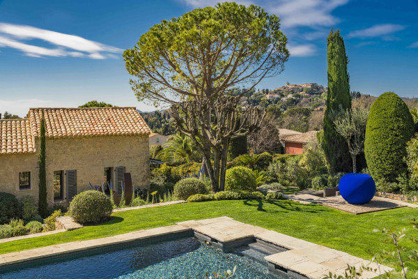 villa in Mougins : Rent gorgeous 5-bedroom villa with swimming pool in a private domaine in Mougins - Photo 15