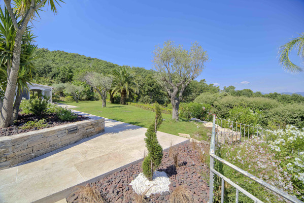 villa in St Tropez : Rent beautiful villa in the heart of Saint Tropez with views over the village and the sea - Photo 71