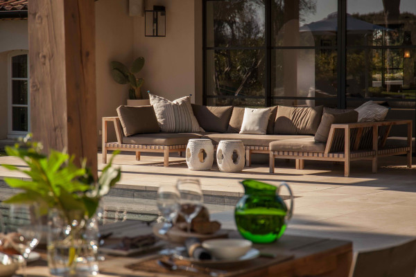 villa in St Tropez : Rent Stunning 5 bedroom villa in famous private domaine 'Les Parcs de St Tropez 'and 100 meters from the beach. - Photo 19