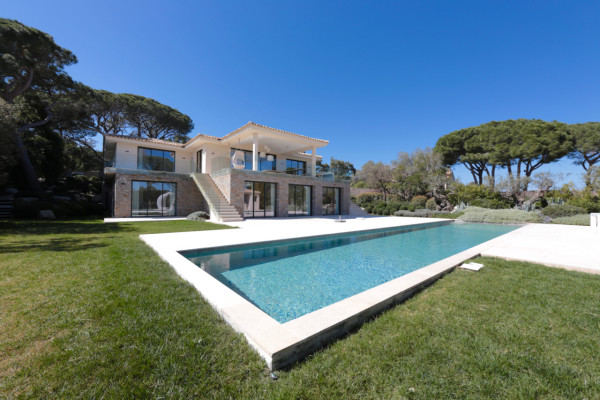 villa in St Tropez : Rent stunning 6 bedroom villa with gym, wine cellar and swimming pool and views over the Mediterranean sea and vineyard in St Tropez - Photo 84