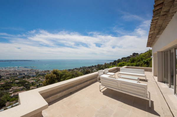 villa in Cannes : Rent wonderful modern villa on the heights of Cannes with a great Seaview - Photo 2