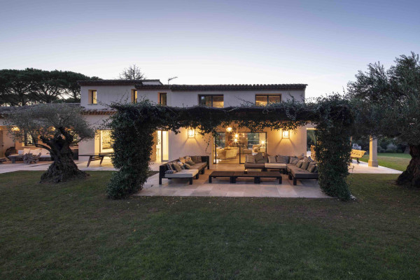villa in St Tropez : Rent amazing 11 bedroom( 8 guest + 3 staff) villa with swimming pool and cinema in St Tropez walking distance to the beach, close to the village centre. - Photo 98
