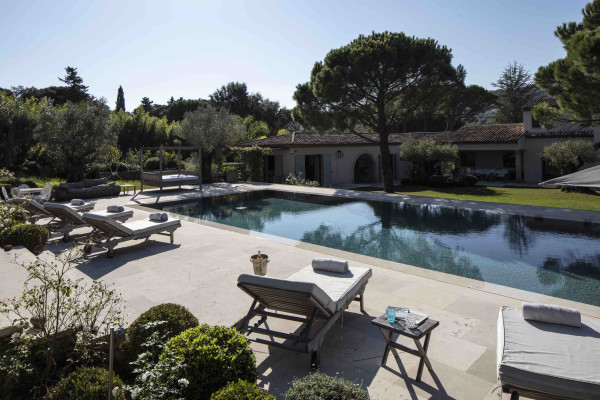 villa in St Tropez : Rent amazing 11 bedroom( 8 guest + 3 staff) villa with swimming pool and cinema in St Tropez walking distance to the beach, close to the village centre. - Photo 92