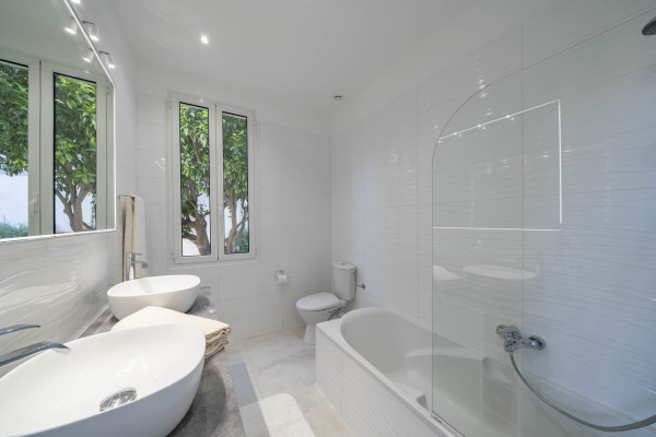 villa in Èze : Rent beautiful 4 bedroom 4 bathroom villa located in Eze, only a short walk from the beach - Photo 12
