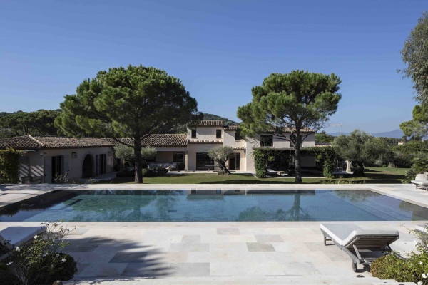 villa in St Tropez : Rent amazing 11 bedroom( 8 guest + 3 staff) villa with swimming pool and cinema in St Tropez walking distance to the beach, close to the village centre. - Photo 83