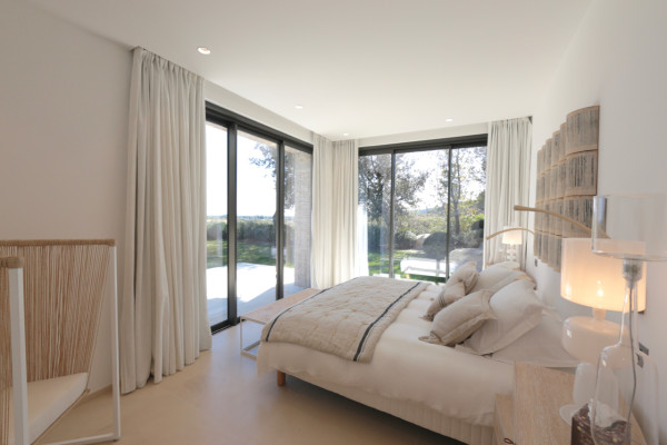 villa in St Tropez : Rent stunning 6 bedroom villa with gym, wine cellar and swimming pool and views over the Mediterranean sea and vineyard in St Tropez - Photo 32