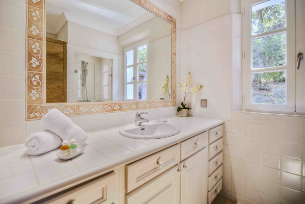 villa in St Tropez : Rent beautiful villa in the heart of Saint Tropez with views over the village and the sea - Photo 41