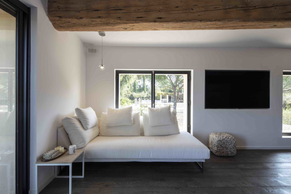 villa in St Tropez : Rent amazing 11 bedroom( 8 guest + 3 staff) villa with swimming pool and cinema in St Tropez walking distance to the beach, close to the village centre. - Photo 32