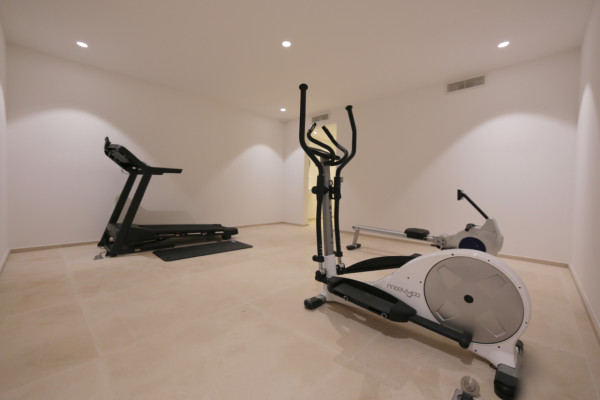 villa in St Tropez : Rent stunning 6 bedroom villa with gym, wine cellar and swimming pool and views over the Mediterranean sea and vineyard in St Tropez - Photo 66