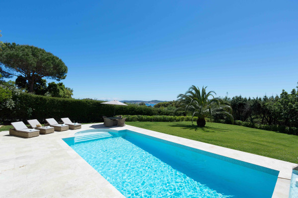 villa in St Tropez : Rent superb villa with swimming pool and  sea views in a private domaine close to St Tropez - Photo 39
