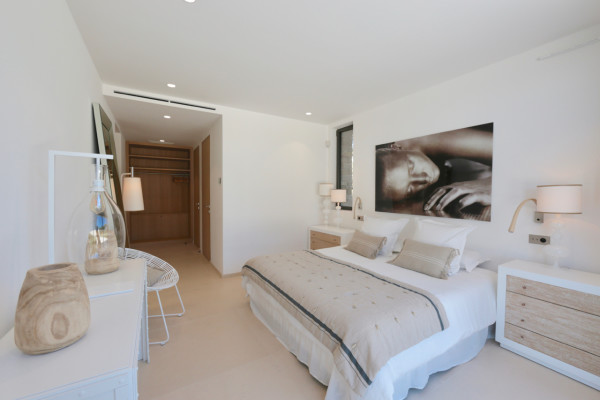 villa in St Tropez : Rent stunning 6 bedroom villa with gym, wine cellar and swimming pool and views over the Mediterranean sea and vineyard in St Tropez - Photo 46