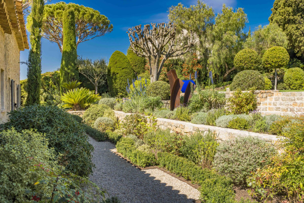 villa in Mougins : Rent gorgeous 5-bedroom villa with swimming pool in a private domaine in Mougins - Photo 19