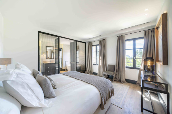 villa in Mougins : Rent gorgeous 5-bedroom villa with swimming pool in a private domaine in Mougins - Photo 25