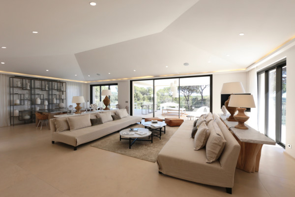 villa in St Tropez : Rent stunning 6 bedroom villa with gym, wine cellar and swimming pool and views over the Mediterranean sea and vineyard in St Tropez - Photo 6