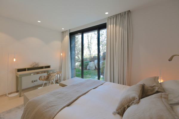 villa in St Tropez : Rent stunning 6 bedroom villa with gym, wine cellar and swimming pool and views over the Mediterranean sea and vineyard in St Tropez - Photo 30