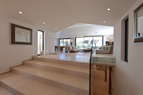 villa in St Tropez : Rent stunning 6 bedroom villa with gym, wine cellar and swimming pool and views over the Mediterranean sea and vineyard in St Tropez - Photo 13