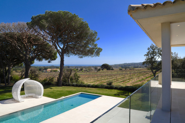 villa in St Tropez : Rent stunning 6 bedroom villa with gym, wine cellar and swimming pool and views over the Mediterranean sea and vineyard in St Tropez - Photo 22