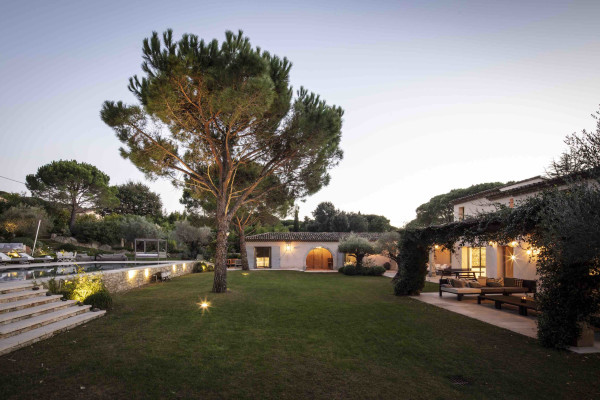 villa in St Tropez : Rent amazing 11 bedroom( 8 guest + 3 staff) villa with swimming pool and cinema in St Tropez walking distance to the beach, close to the village centre. - Photo 97