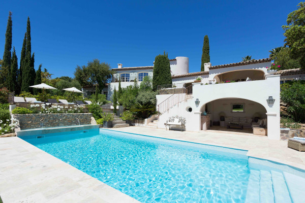 villa in St Tropez : Rent superb villa with swimming pool and  sea views in a private domaine close to St Tropez - Photo 1