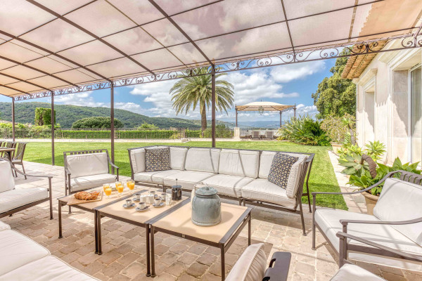 villa in St Tropez : Rent gorgeous villa with swimming pool within just a minute drive to the very heart of Saint Tropez - Photo 2