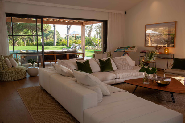 villa in St Tropez : Rent Stunning 5 bedroom villa in famous private domaine 'Les Parcs de St Tropez 'and 100 meters from the beach. - Photo 9