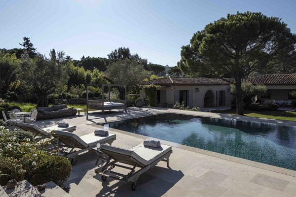 villa in St Tropez : Rent amazing 11 bedroom( 8 guest + 3 staff) villa with swimming pool and cinema in St Tropez walking distance to the beach, close to the village centre. - Photo 93