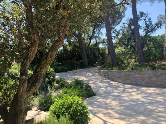 villa in St Tropez : Rent stunning 6 bedroom villa with gym, wine cellar and swimming pool and views over the Mediterranean sea and vineyard in St Tropez - Photo 91